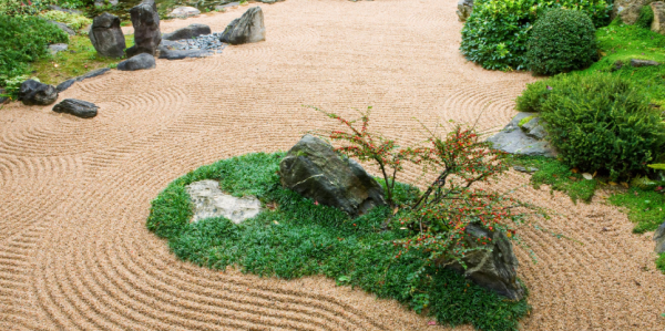 Taman berpasir dengan raked patterns ala taman zen